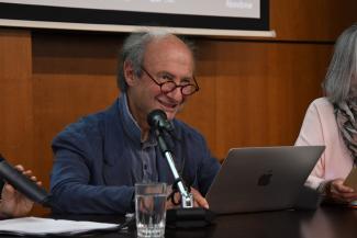 Bernard Golse hablando en la conferencia