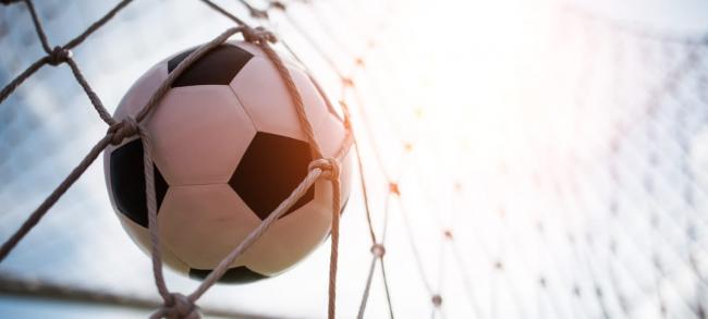Pelota de fútbol al arco