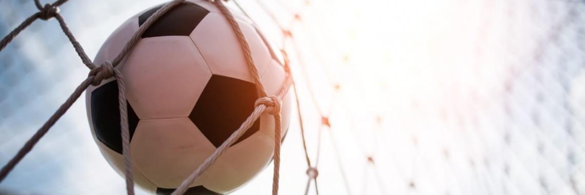 Pelota de fútbol al arco